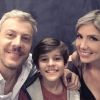 Douglas (Guilherme Weber) é pai de Gabriel (Antônio Guilherme Fonseca), seu filho com Raquel (Mayara Lepre), na novela 'Pega Pega'
