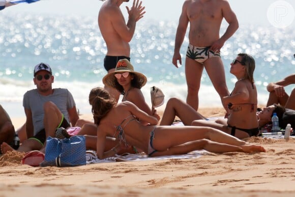 Bruna Marquezine curtiu dia de praia na companhia da modelo Izabel Goulart