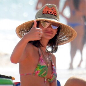 Bruna Marquezine, com look estiloso, acena para paparazzi em Noronha