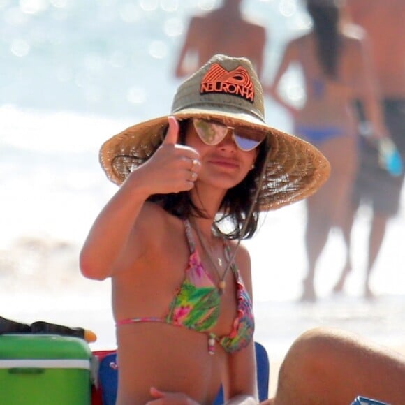 Bruna Marquezine, com look estiloso, acena para paparazzi em Noronha