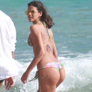 Bruna Marquezine usou biquíni modelo levanta bumbum para curtir dia de praia em Fernando de Noronha