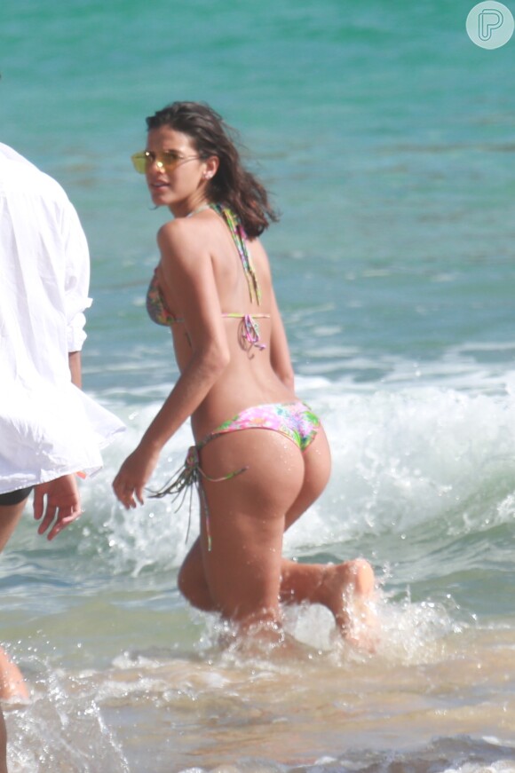 Bruna Marquezine usou biquíni modelo levanta bumbum para curtir dia de praia em Fernando de Noronha