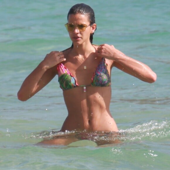 Bruna Marquezine exibe barriga chapada ao dar mergulho em praia de Fernando de Noronha, na terça-feira, 2 de janeiro de 2018