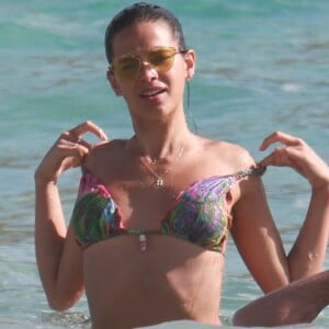 Bruna Marquezine exibe barriga chapada ao dar mergulho em praia de Fernando de Noronha, na terça-feira, 2 de janeiro de 2018