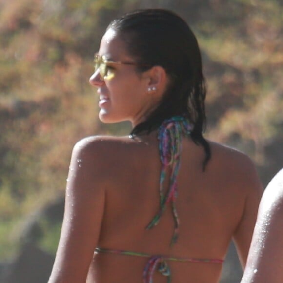 Bruna Marquezine exibe barriga chapada ao dar mergulho em praia de Fernando de Noronha, na terça-feira, 2 de janeiro de 2018