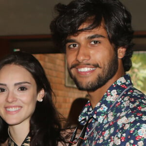 Isabelle Drummond e Fábio Scalon passaram a virada do ano com amigos em apartamentod e São Conrado, na Zona Sul do Rio de Janeiro