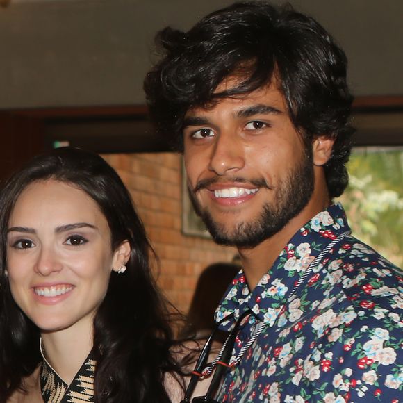 Isabelle Drummond e Fábio Scalon passaram a virada do ano com amigos em apartamentod e São Conrado, na Zona Sul do Rio de Janeiro