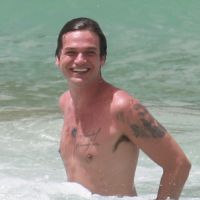 Emilio Dantas exibe corpo tatuado em dia de praia com Fabiula Nascimento. Fotos!