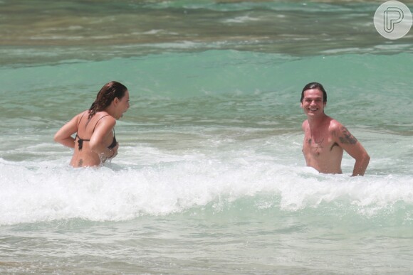Emilio Dantas exibiu o corpo tatuado ao curtir praia de Fernando de Noronha com a namorada, Fabiula Nascimento