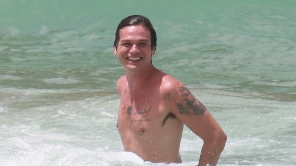 Emilio Dantas exibe corpo tatuado em dia de praia com Fabiula Nascimento. Fotos!