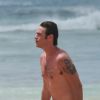 Emilio Dantas mostrou suas tatuagens ao curtir praia de Fernando de Noronha