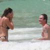 Emilio Dantas e a namorada, Fabiula Nascimento, curtiram praia de Fernando de Noronha, quando o ator mostrou suas tatuagens