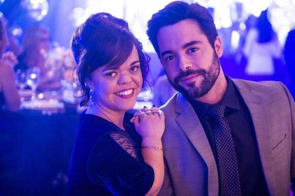 Amaro (Pedro Carvalho) e Estela (Juliana Caldas) dão beijo apaixonado depois que a mulher aceita pedido de casamento, na novela 'O Outro Lado do Paraíso'