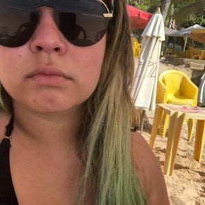 Marília Mendonça surge de cabelo com pontas verdes em foto publicada em seu perfil do Twitter, nesta quinta-feira, 4 de janeiro de 2017