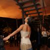 Isis Valverde rouba a cena durante o evento da parceria de Pedro Lourenço e M.A.C. A atriz escolheu um vestido do estilista com um decote superousado