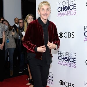 Ellen DeGeneres aproveitou um vídeo de Khloé Kardashian entrando em seu talk show para confirmar gravidez de Kylie Jenner