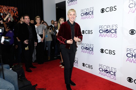 Ellen DeGeneres aproveitou um vídeo de Khloé Kardashian entrando em seu talk show para confirmar gravidez de Kylie Jenner