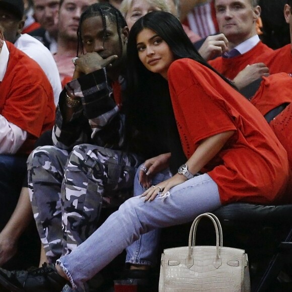 Kylie Jenner reclamou de possíveis alterações em fotos para fazê-la parecer grávida do rapper Travis Scott