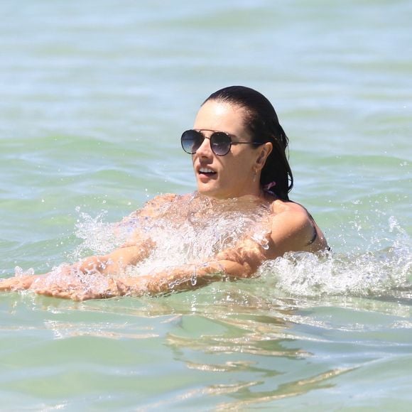 Em Florianópolis, Alessandra Ambrósio ajuda o filho a surfar em dia de praia, nesta quinta-feira, 4 de janeiro de 2018
