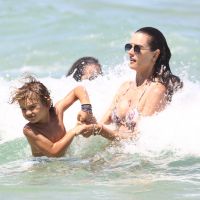 Alessandra Ambrosio ajuda o filho, Noah, em dia de surfe na praia. Veja fotos!