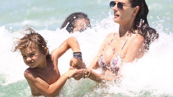 Alessandra Ambrosio ajuda o filho, Noah, em dia de surfe na praia. Veja fotos!