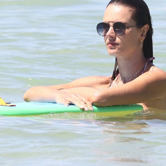 Em Florianópolis, Alessandra Ambrósio ajuda o filho a surfar em dia de praia, nesta quinta-feira, 4 de janeiro de 2018