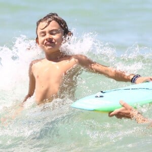 Em Florianópolis, Alessandra Ambrósio ajuda o filho a surfar em dia de praia, nesta quinta-feira, 4 de janeiro de 2018