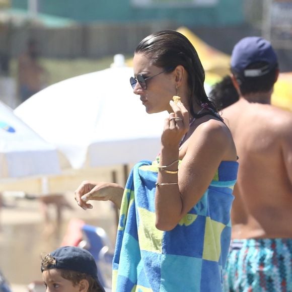 Em Florianópolis, Alessandra Ambrósio ajuda o filho a surfar em dia de praia, nesta quinta-feira, 4 de janeiro de 2018