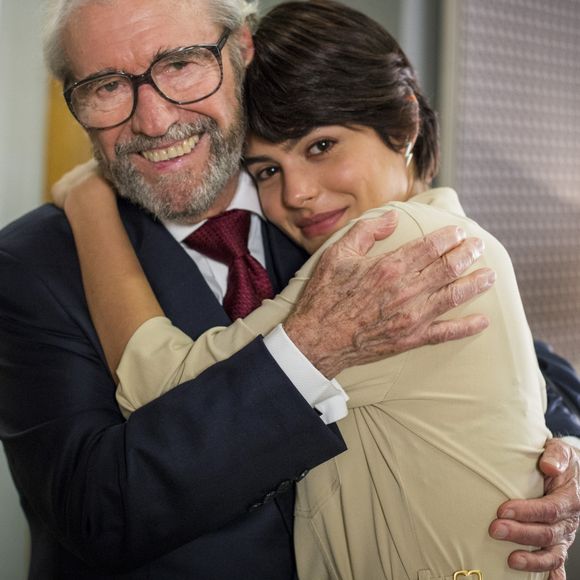 Natanael (Juca de Oliveira) diz ter só ter amor por Adriana (Julia Dalavia) e infarta na casa de Clara (Bianca Bin), na novela 'O Outro Lado do Paraíso'