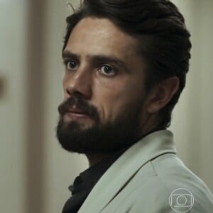 Renato (Rafael Cardoso) faz massagem cardíaca em Natanael (Juca de Oliveira) e ele é levado para a emergência, mas não resiste, na novela 'O Outro Lado do Paraíso'