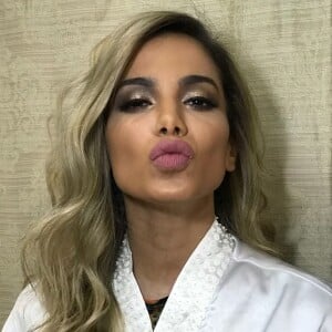 Anitta aprovou a mudança: 'Ta aí, galera. Essa sou eu, 'loirrérima'. Está maravilhoso!'