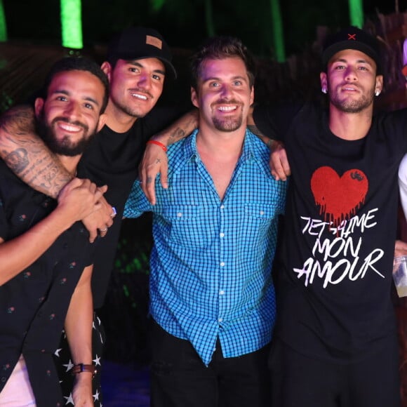 Antes de reencontrar Bruna Marquezine em Fernando de Noronha, Neymar estava curtindo dias de lazer na Bahia, na companhia de Gabriel Medina, Thiago Gagliasso e mais amigos