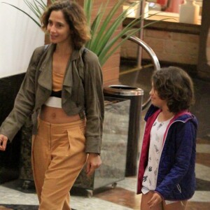 Camila Pitanga e a filha, Antonia, apostam em looks confortáveis para dia de passeio