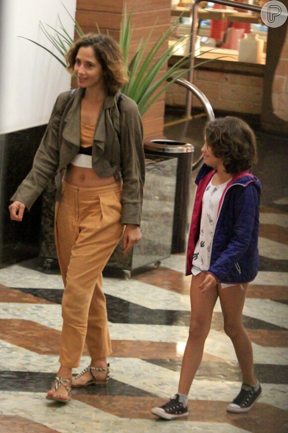 Camila Pitanga e a filha, Antonia, apostam em looks confortáveis para dia de passeio