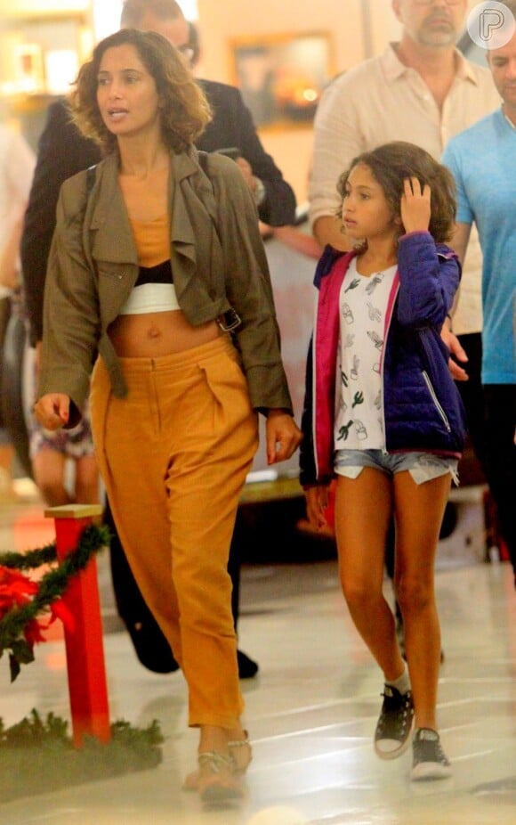 Camila Pitanga e a filha, Antonia, exibem cabelos parecidos durante passeio em Shopping da Gávea, Zona Sul do Rio de Janeiro, nesta quinta-feira, 4 de janeiro de 2018