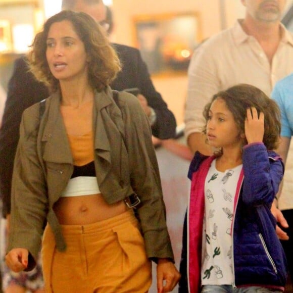 Camila Pitanga e a filha, Antonia, exibem cabelos parecidos durante passeio em Shopping da Gávea, Zona Sul do Rio de Janeiro, nesta quinta-feira, 4 de janeiro de 2018