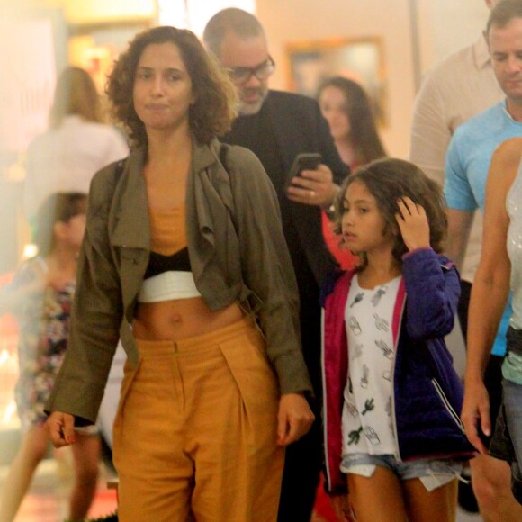 Camila Pitanga e a filha, Antonia, exibem cabelos parecidos durante passeio em Shopping da Gávea, Zona Sul do Rio de Janeiro, nesta quinta-feira, 4 de janeiro de 2018