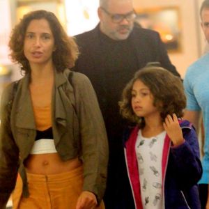 Camila Pitanga e a filha, Antonia, curtem passeio em Shopping da Gávea, Zona Sul do Rio de Janeiro, nesta quinta-feira, 4 de janeiro de 2018