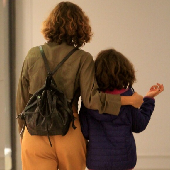 Camila Pitanga e a filha, Antonia, exibem cabelos parecidos durante passeio