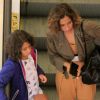 Camila Pitanga e a filha, Antonia, exibem cabelos parecidos durante passeio em shopping