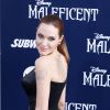 Angelina Jolie posa para foto na première do filme 'Malévola'