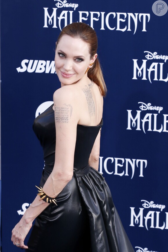Angelina Jolie posa para foto na première do filme 'Malévola'