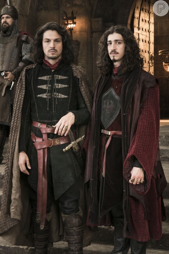 Os irmãos Rodolfo (Johnny Massaro) e Afonso (Romulo Estrela) são os príncipes de Montemor