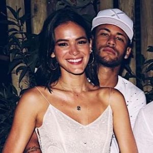 Bruna Marquezine lembra Réveillon com Neymar e afirma ter sido 'o melhor Ano Novo da vida' em entrevista ao 'Viver Noronha' divulgada nesta sexta-feira, dia 05 de janeiro de 2017