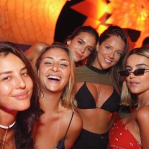 Bruna Marquezine curtiu festas em Noronha com amigas