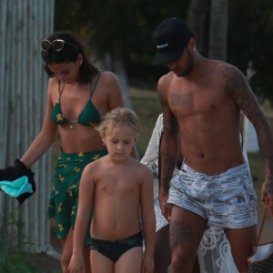 Bruna Marquezine foi clicada em diversos momentos com o namorado em Noronha, inclusive com o filho dele, Davi Lucca