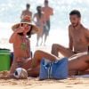 A atriz também foi clicada na praia com amigos após a despedida de Neymar