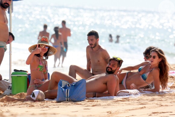 A atriz também foi clicada na praia com amigos após a despedida de Neymar