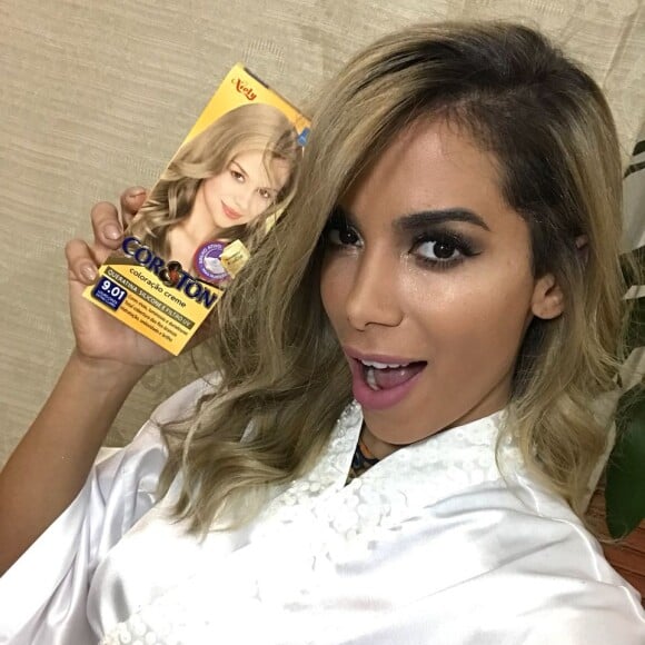 Anitta se apresentou em Jurerê Internacional e curtiu a sexta-feira em um passeio de lancha na cidade