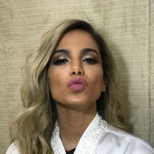 Anitta mudou de visual em uma ação da Niely: 'Amei o resultado'